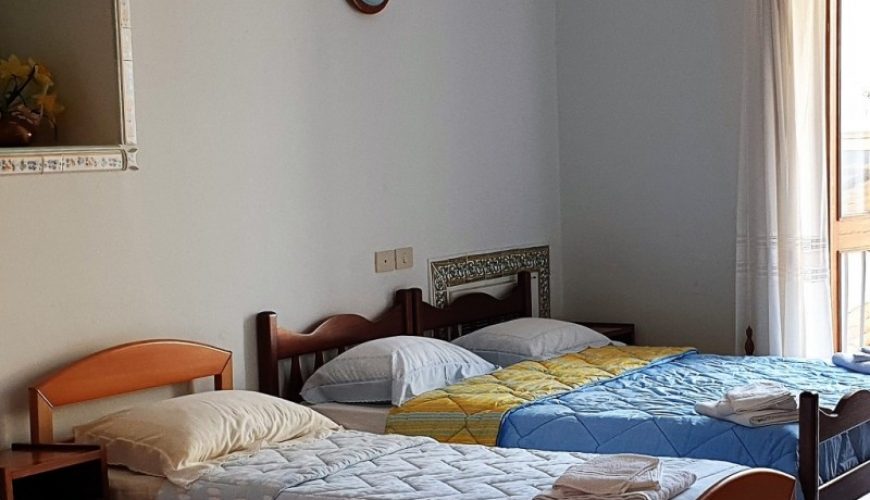 Dreibettzimmer im Kloster von Cefalù. Hotel am Strand und am Meer in Cefalù im historischen Zentrum